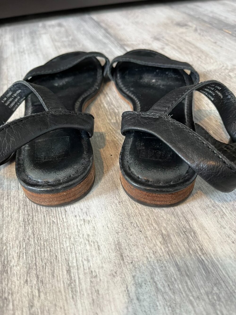 Frye Rachel T Flat Leather Sandals, Black, Women's US 6.5 - Picture 7 of 9